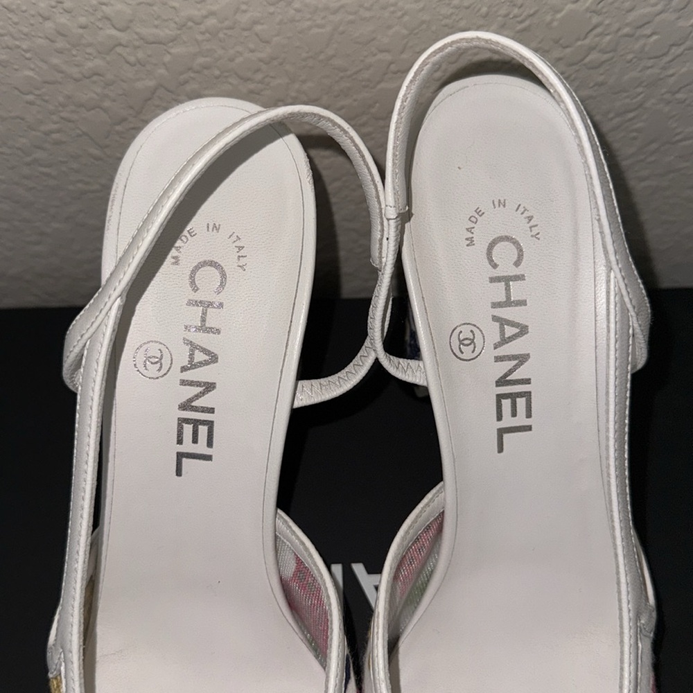 CHANEL 
Guipure Patent Embroidered Floral Cap Toe CC Slingback heels 37.5 White - Picture 5 of 8